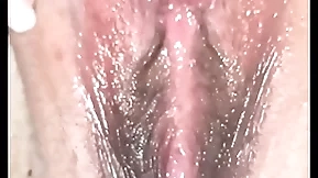Latina brush un hermoso coño mojado obtiene su primera fantasía de spill