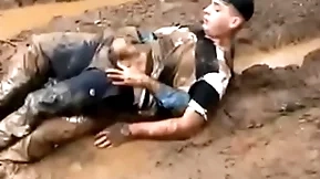 Sexo blissful en un bosque de barro solos y perdidos