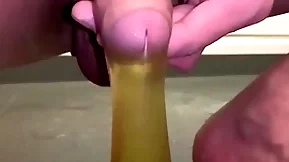 コンドームにおしっこしてオナニー