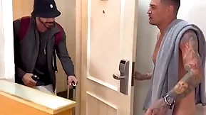 Vizinho tarado bateu na porta errada e acaba ganhando leitinho ,vídeo completo itsy-bitsy red…