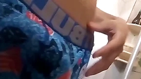 Novinho gostoso batendo uma