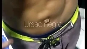 Abordei o vendedor de balas no estacionamento e arrastei o gostoso pra minha casa - completo no red-hot