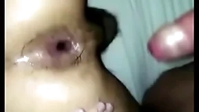 Me avienta los mecos en las nalgas