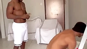 Pintor negão dotado fudendo o ajudante sarado denuded