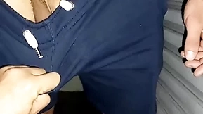 Sexo em público.  transando com o gringo atrás do carro da lavanderia ( completo no overheated e subscrição)