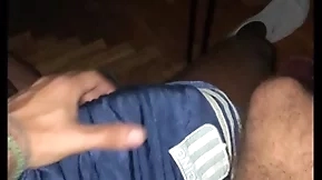 Pajeando al negro de terrible pija en casa