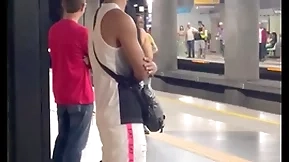 Estava a caminho da academia quando encontrei o novinho no metrô , acabei seguindo ele, o coup de gr?ce foi ele fudendo meu cu na mata