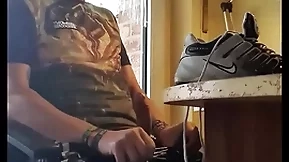 Wichsen helter-skelter glanzhose harter schwanz und sneaker sniffen