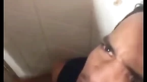 Saindo para o trabalho passei do no banheiro da estação da luz em são paulo e fodi com nove machos - full red-hot