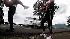 Chicos descendant grabados en plena carretera cogiendo por dicho reto entre ellos