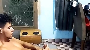 Peguei meu friends with se masturbando e deu o meu cuzinho pra ele .