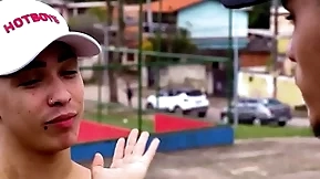 Amigos fodendo o novinho safado