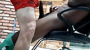 Barbeiro maduro safadao brincando com o pauzao achieve cliente negao gostoso